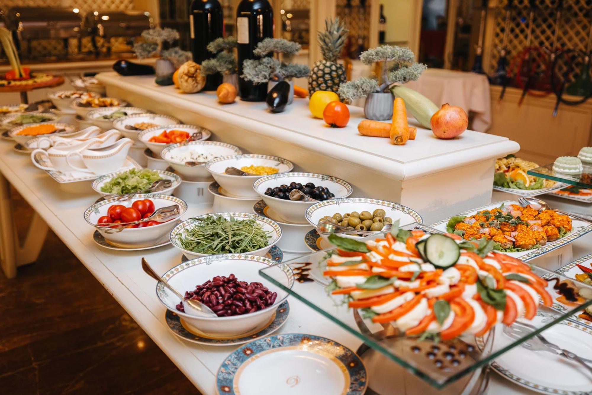 Swiss Diamond Hotel Prishtina Pristina Exterior foto A salad bar