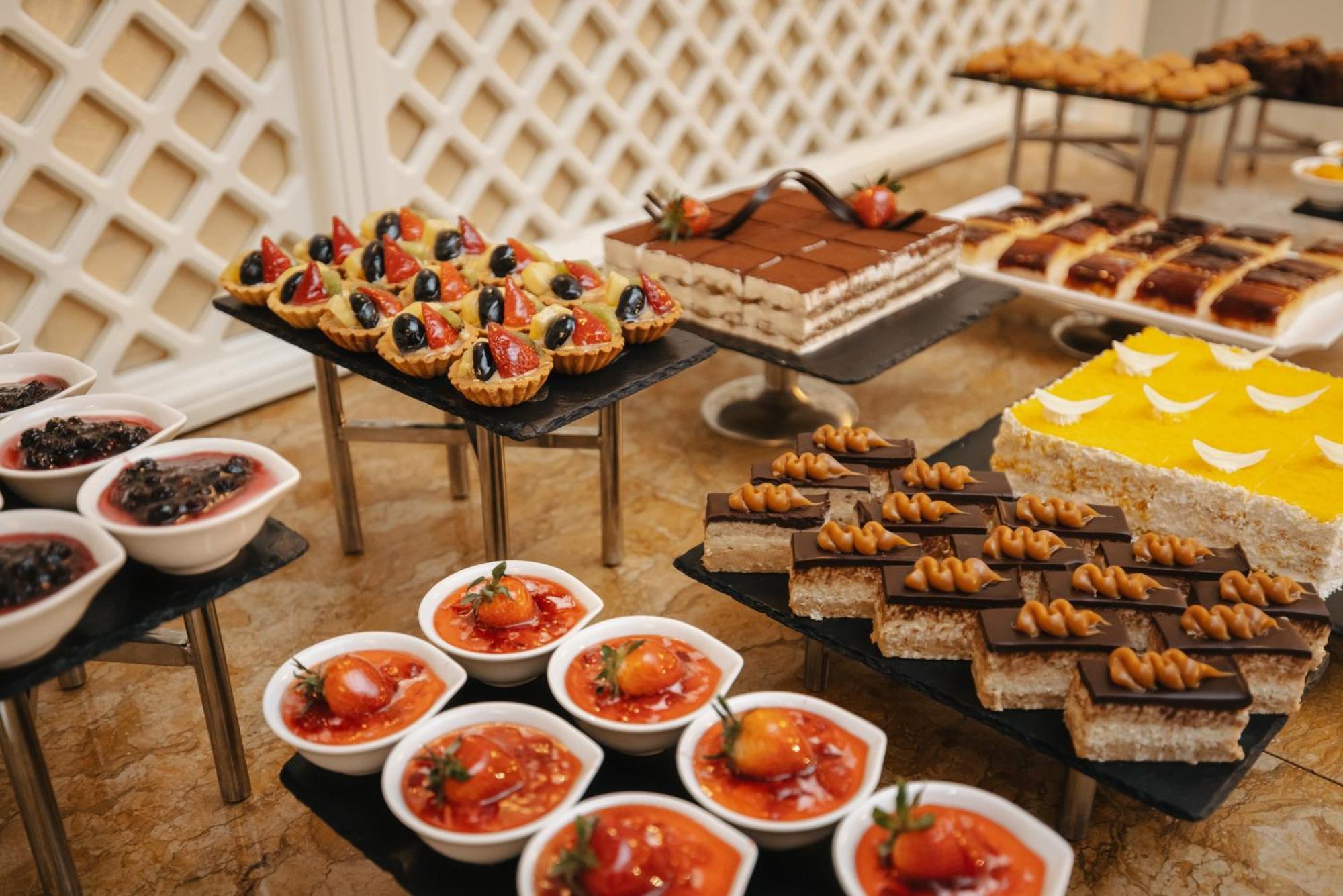 Swiss Diamond Hotel Prishtina Pristina Exterior foto A dessert buffet